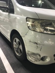 日産セレナ の衝突事故 車体 バンパーへこみ損傷 板金の修理費用