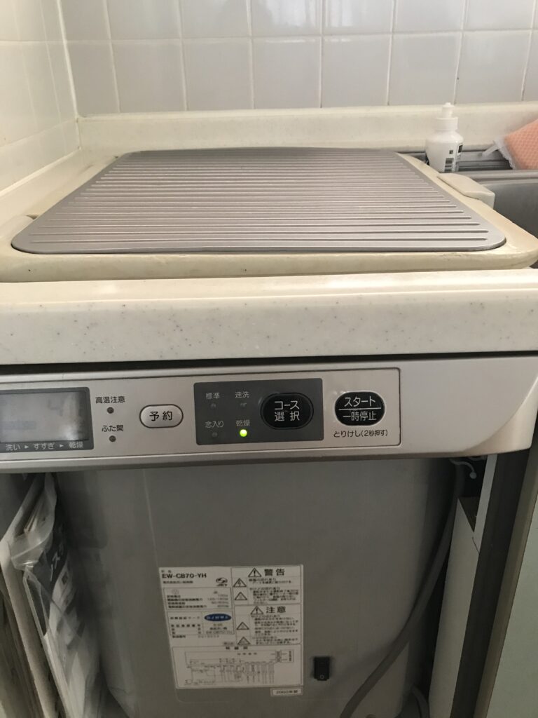 食器洗い乾燥機のフタが固定されない。100均グッズでDIY解決